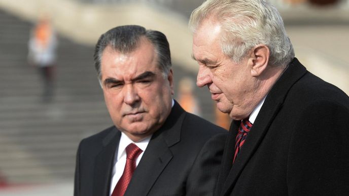 Tádžický prezident Imomali Rachmon a český prezident Miloš Zeman (vpravo)