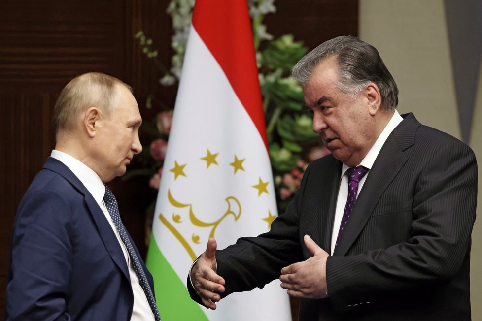Tádžický prezident Emómalí-ji Rahmón při rozhovoru s Vladimirem Putinem v kazašské Astaně (13. 12 2022)