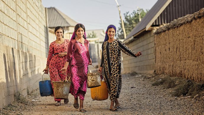 „Tři Grácie“ z romské vesnice Šachrinau. Nejen tato vesnice se potýká s nedostatkem vody. Chodí pro ni především ženy.