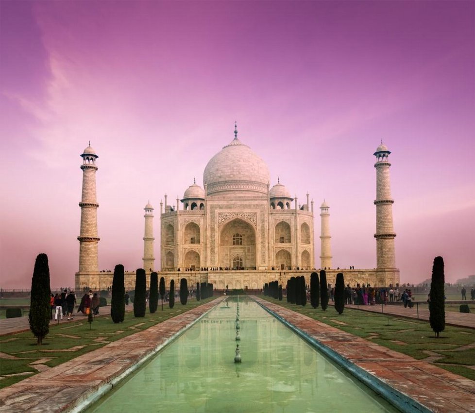 Proslulý Tádž Mahal se zbarvuje do zelena. Na vině je hmyz.