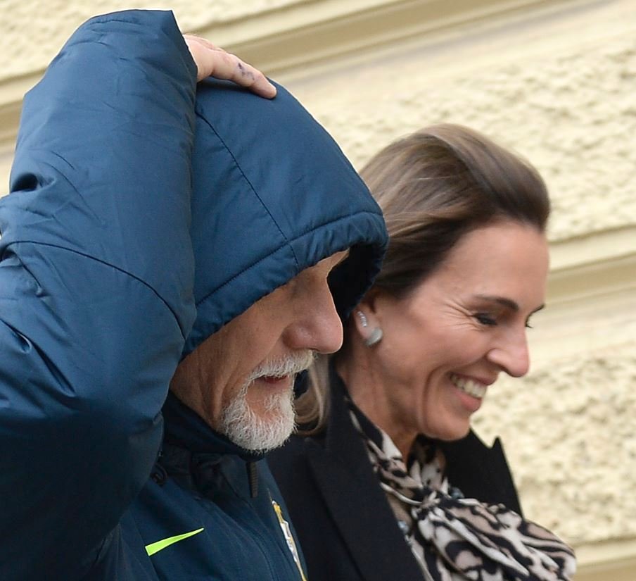 Claudio Taffarela škádlil v Praze vítr, který mu lomcoval s kapucí, to účes jeho paní Andrey držel fest!