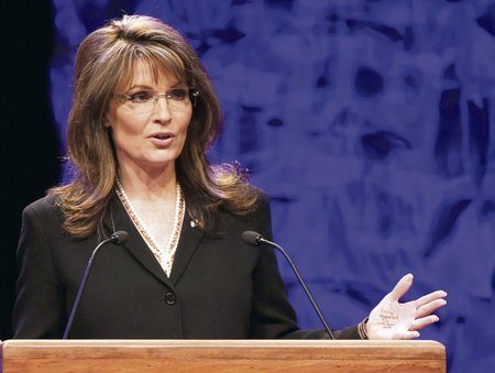 Sarah Palinová měla při projevu poznámky ostudně na ruce