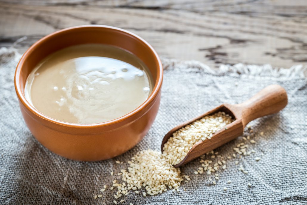 Tahini pasta už je dnes v obchodech běžně k dostání.