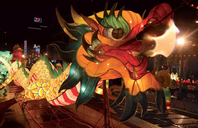 V přístavu Chilung vrcholí festival duchů. Stejně jako při oslavách nového roku nechybí v ulicích dlouzí barevní hadi.