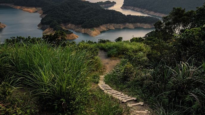 Na okraji Tchaj-peje, obklopené záplavou subtropické zeleně, leží smaragdové jezero Tisíce ostrovů
