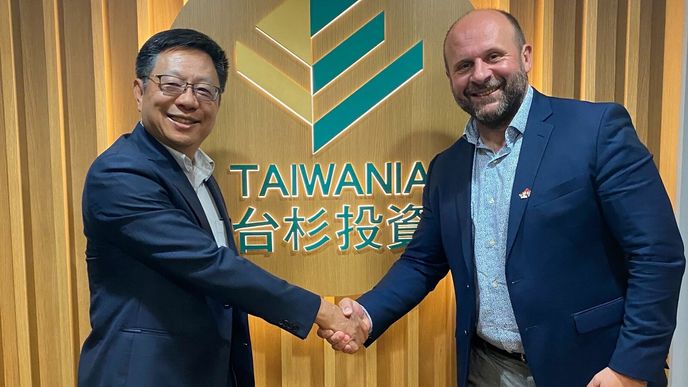 Výkonný ředitel Taiwania Capital David Weng (vlevo) a šéf Sensoneo Martin Basila během setkání na Tchaj-wanu