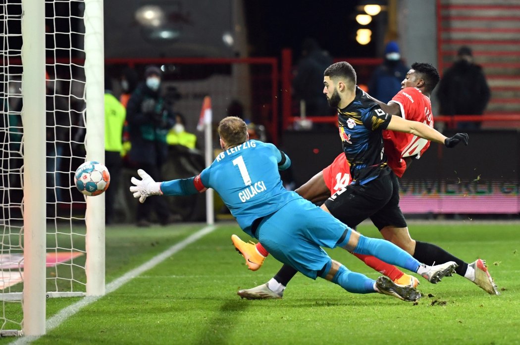 Taiwo Awoniyi posílá Union Berlín do vedení proti Lipsku