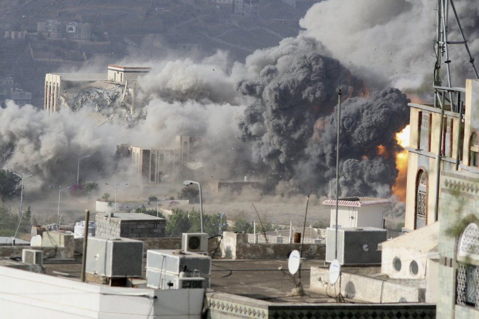 Po leteckém útoku stoupá dým z paláce ve městě Taiz v jihozápadním Jemenu.