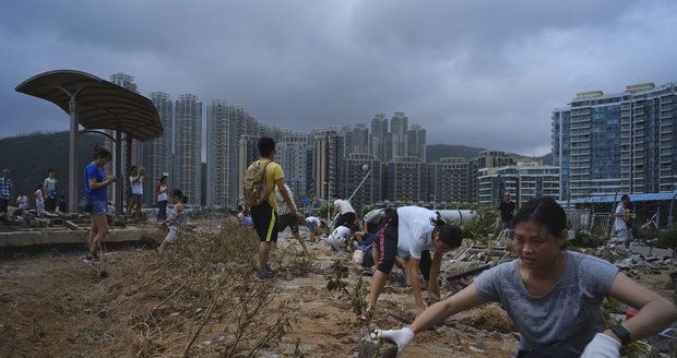 Tajfun Mangkhut zasáhl Čínu silným deštěm. Zavřít muselo i doupě neřesti