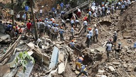 Agentura Nová Čína uvedla, že úřady zprovoznily 18 327 nouzových přístřešků a nechaly z bezpečnostních důvodů uzavřít 632 památek a téměř 30 tisíc stavenišť.