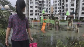 Tajfun Mangkhut, jehož řádění si na Filipínách vyžádalo desítky mrtvých a který v neděli udeřil v Číně, dnes na jih nejlidnatější země světa přinesl další silné lijáky.