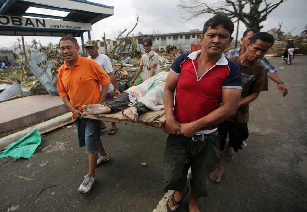Řádění tajfunu Haiyan na Filipínách: Více jak tisícovka mrtvých a hotová spoušť