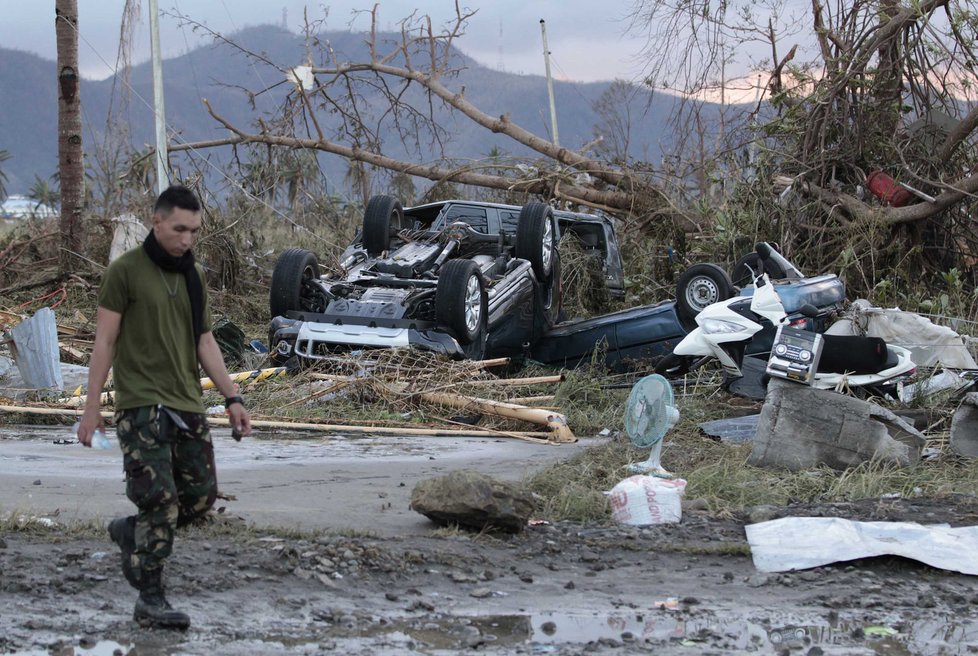 Na Filipínách odklízí škody poté, co se přes ně přehnal tajfun Haiyan