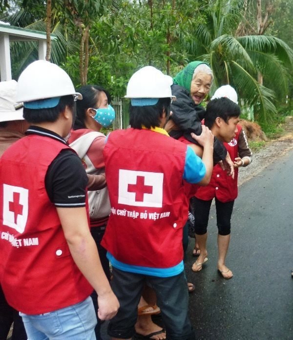 Pracovníci filipínského Červeného kříže pomáhají v postižených oblastech