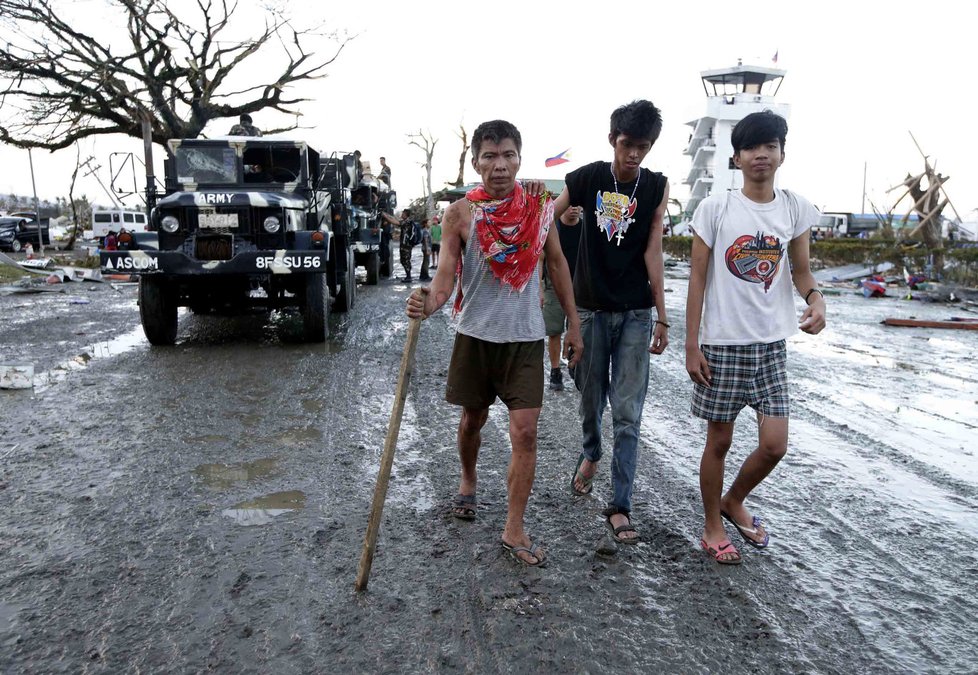 Na pomoc Filipíncům vyrazila již i armáda s těžkou technikou