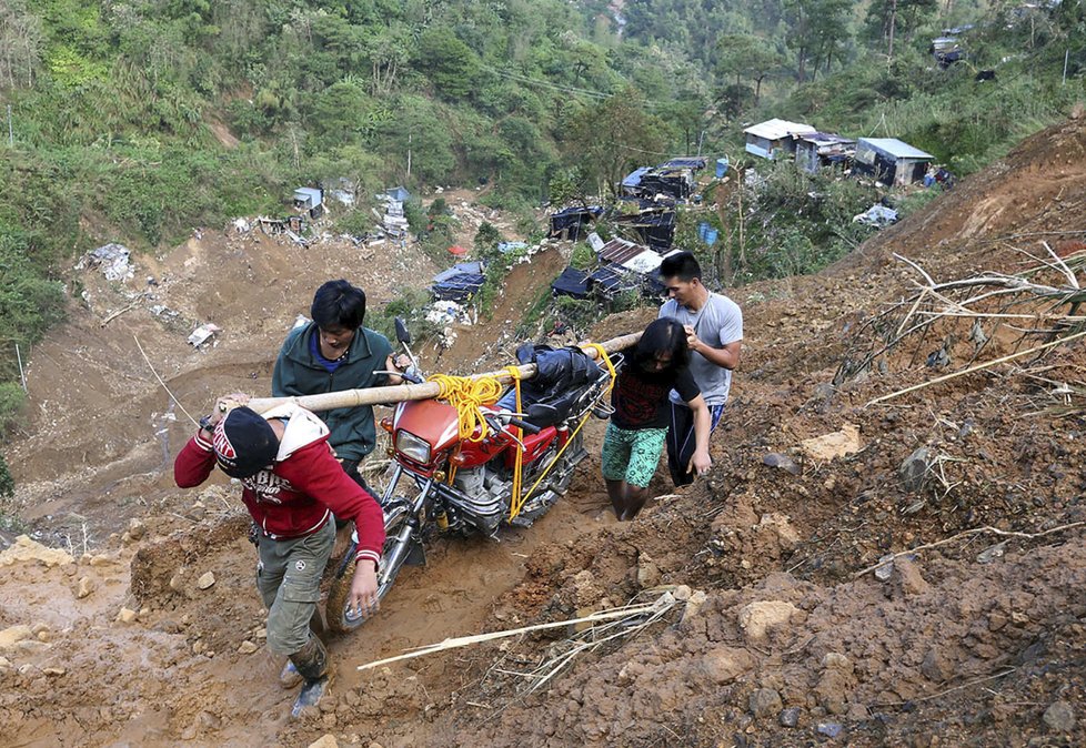 Počet obětí tajfunu Mangkhut na Filipínách vzrostl na 81. Po dalších 70 lidech se pátrá.