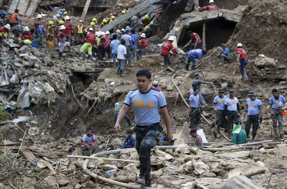 Počet obětí tajfunu Mangkhut na Filipínách vzrostl na 81. Po dalších 70 lidech se pátrá.