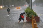 Pás s deštěm, který tajfun Mangkhut provází, je široký 900 kilometrů a lijáky by mohly na Filipínách způsobit sesuvy půdy a povodně.