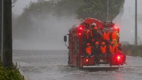 Tajfun Mangkhut bičuje severní část Filipín hustými lijáky a mohutným vichrem, který v noci na dnešek na ostrově Luzon rozbíjel okna a strhával sloupy elektrického vedení.