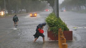 Pás s deštěm, který tajfun Mangkhut provází, je široký 900 kilometrů a lijáky by mohly na Filipínách způsobit sesuvy půdy a povodně.