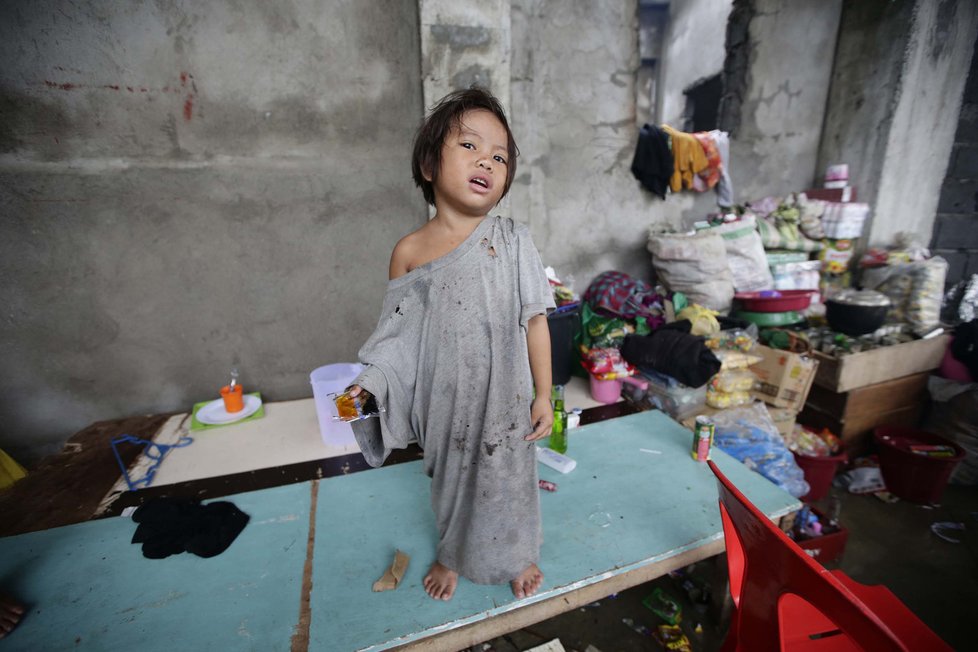 Řádění tajfunu: Mnoho rodičů přišlo o své děti. A mnoho dětí o své rodiče