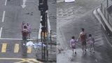 Nezodpovědný muž fotil uprostřed tajfunu. Měl s sebou dvě malé dcerky