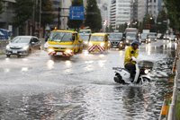 Tajfun zastavil vlaky a uzemnil letadla. Japonsko bičuje vichr a lijáky