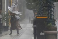 Supertajfun udeřil na Japonsko: Nejvyšší stupeň nebezpečí! Déšť paralyzoval Tokio a rozbíjel okna