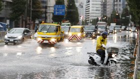 Tajfun zastavil vlaky a uzemnil letadla. Japonsko bičuje vichr a lijáky