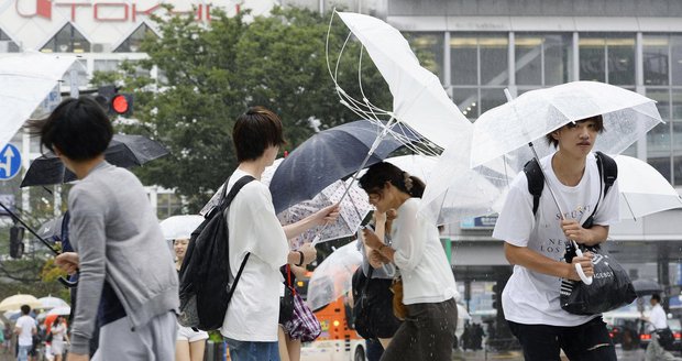 V Japonsku řádí tajfun. Má první oběť, evakuováno bylo 500 tisíc lidí