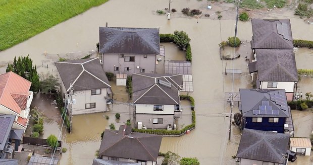 Supertajfun udeřil na Japonsko: 115 zraněných, 2 mrtví a evakuace milionů lidí