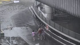 Tajfun muže nezastavil v lovu po dobrodružné fotografii. Na výpravu vzal i své dcery.
