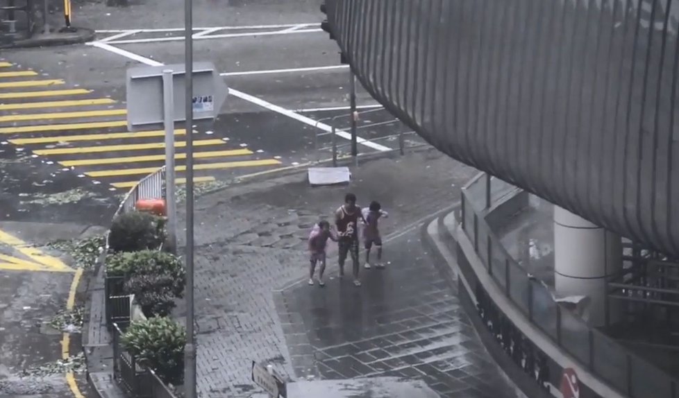 Tajfun muže nezastavil v lovu po dobrodružné fotografii. Na výpravu vzal i své dcery.