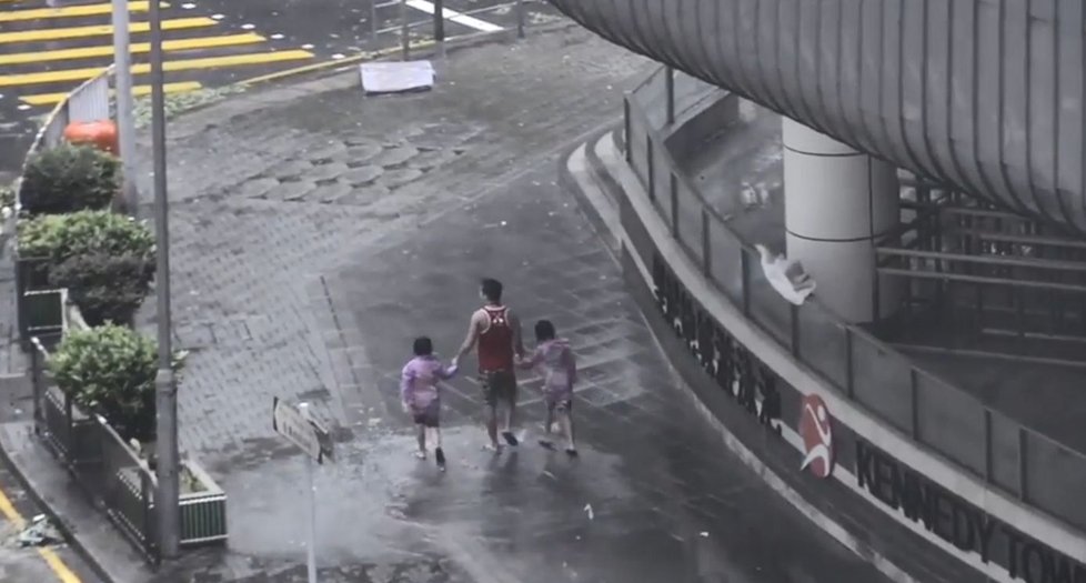 Tajfun muže nezastavil v lovu po  dobrodružné fotografii. Na výpravu vzal i své dcery