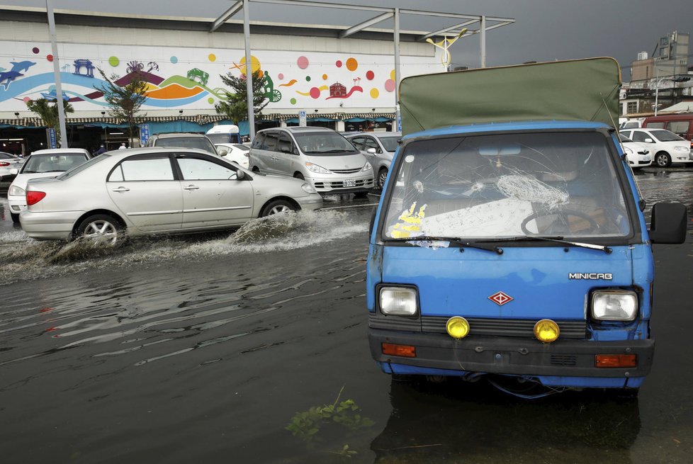 Tajfun Megi v Číně vyvolal sesuv půdy, 27 lidí je nezvěstných.