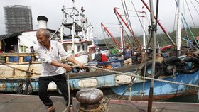 Rybáři se připravují na tajfun Nesat.