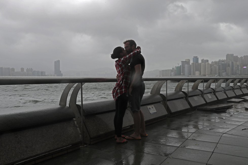 Hong Kong zasáhl tajfun Hako, tři mrtví a desítky zraněných