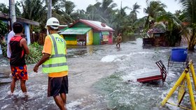 Tajfun Rai zabíjel: Tři mrtví Filipínci a zaplavené vesnice. Novorozence zachránili v lavoru