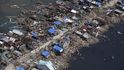 Tajfun zničil skoro celé město Guiuan, záchranáři se k jeho obyvatelům dostali až po několika dnech