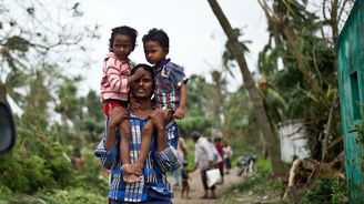 Indie: Rekordní bouře vyhnala z domovů milion lidí, zatím deset mrtvých