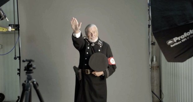 Jiří Bartoška v nacistické uniformě