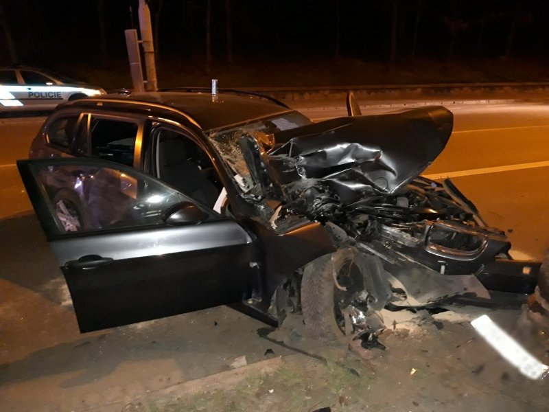 Hodinu před půlnocí na pátek rozstřelili dva mladí řidiči svou audinu s bavorákem o sloup trolejového vedení na brněnském Úvoze.