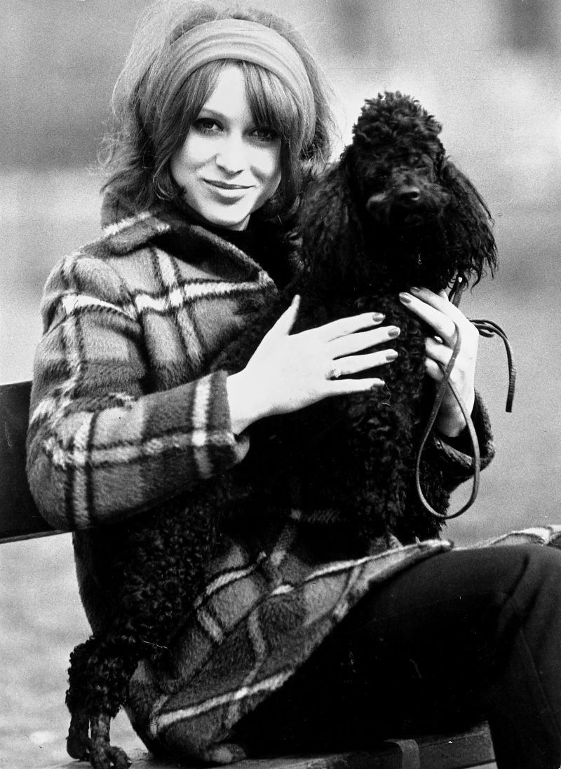 Fotka, na které zpěvačka Petra Černocká pózuje s pudlíkem, vznikla v době natáčení Dívky na koštěti na začátku 70. let