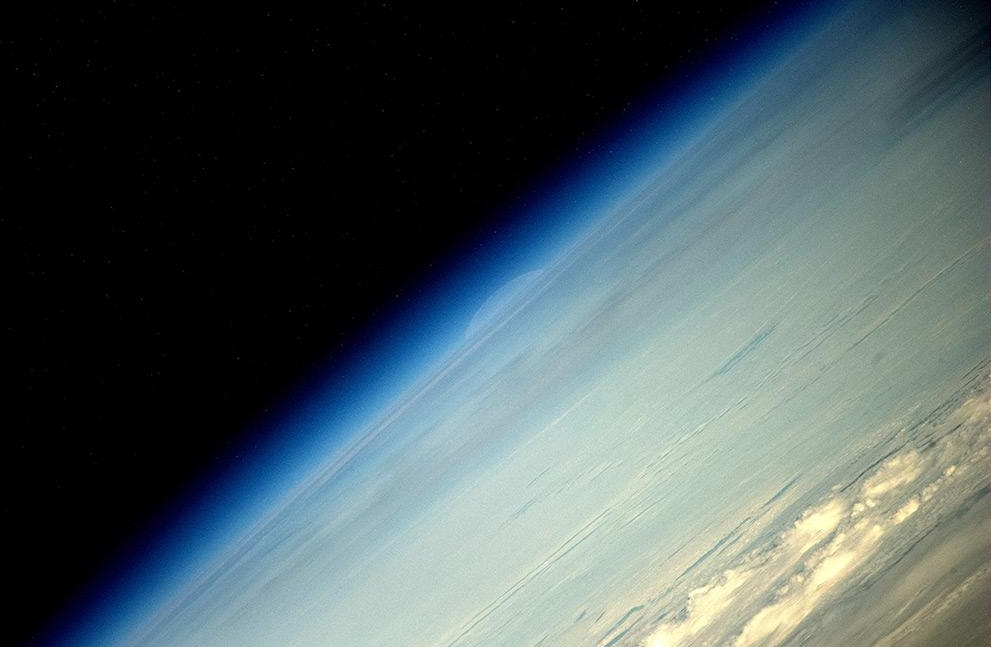 Takto vypadá super úplněk z kosmické stanice ISS, snímky pořídil kosmonaut Oleg Artemyev.