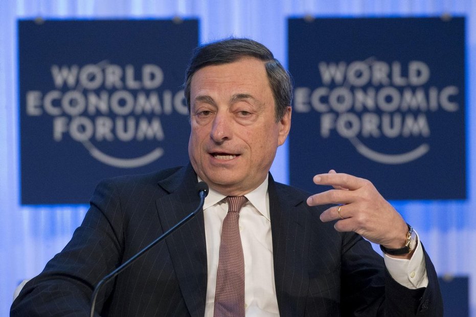 Takzvaná pozitivní nákaza, jak prezident Evropské centrální banky (ECB) Mario Draghi říká příznivému vlivu zlepšené situace na finančních trzích, se v reálné ekonomice zatím ještě neodráží. To se ale změní a ekonomika eurozóny se ve druhém pololetí zotaví. Draghi to řekl na ekonomickém fóru v Davosu. Přispět má k tomu uvolněná měnová politika ECB.