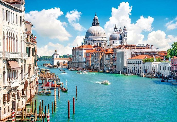 Takzvaný Velký kanál – Canal Grande – a výhled na baziliku Santa Maria della Salute.