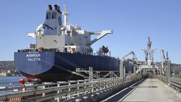 Tanker Mabrouk je dlouhý 270 metrů a může převážet 160 tisíc tun ropy.