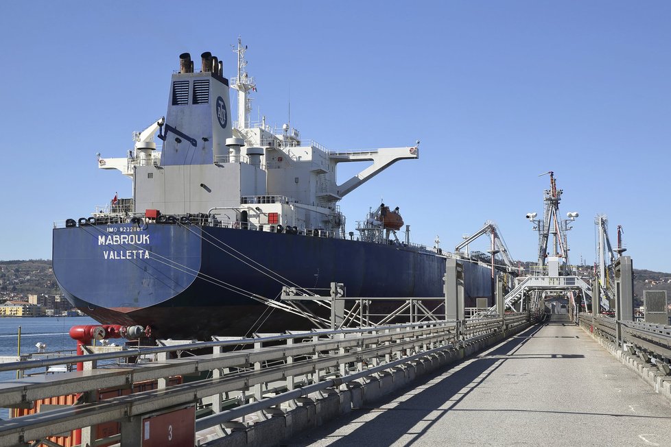 Tanker Mabrouk je dlouhý 270 metrů a může převážet 160 tisíc tun ropy.