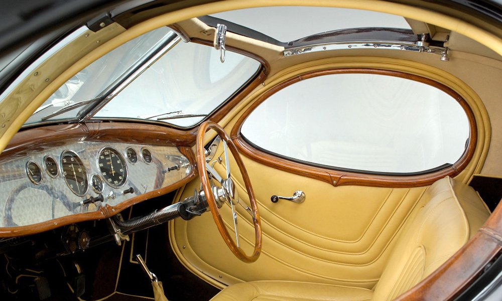Teardrop měl v luxusním interiéru čtyřramenný volant s dřevěným věncem a dřevěné rámy oken.
