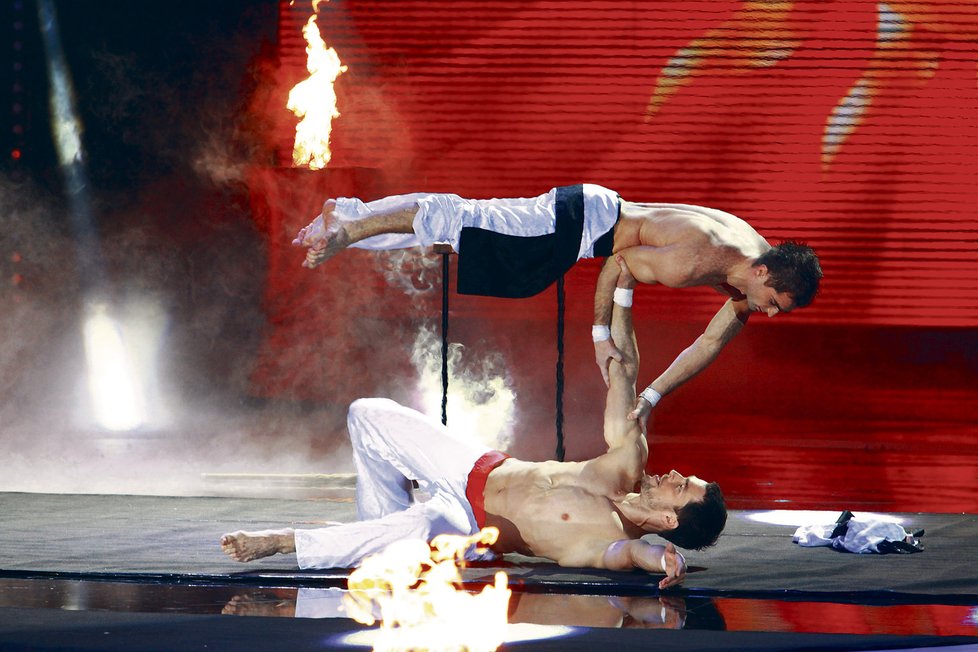 Dae Men (28, 32): Petr a Zdeněk spolupracují tři roky. Zatímco většina gymnastických skupin předvádí pomalé, silové a upjaté choreografie, oni mají vystoupení v dynamickém stylu.